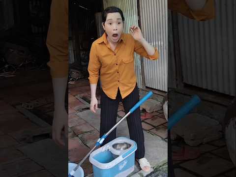 #lovefunny93 Too Funny 😜🤪 While washing the mop, the girl saw a so funny couple #funny