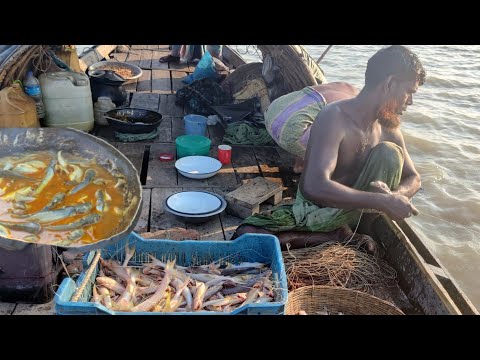 মাঝ সমুদ্রে মাছ ধরা ও রান্নাবান্না একই সাথে | জেলেদের সাথে দারুন কিছু মুহুর্ত কাটালাম | Adventure BD