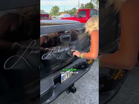 Frau personalisiert Truck mit Gravur