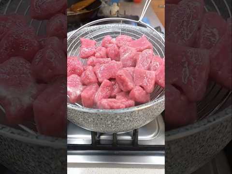 Свёкла и картошка прекрасно сочетаются с поджареным луком и салом