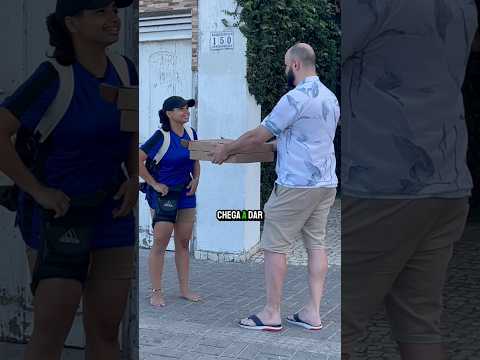 VOCÊ TERIA VERGONHA DE VENDER NA RUA? A Alice, além de ter muito orgulho da profissão, esbanja...