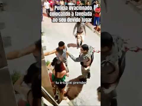 Discurso de polícia. Colocando as pessoa no seu devido lugar e sendo aplaudido pela população.