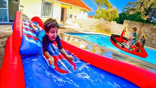 TOBOGÃ na PISCINA - BARCO PIRATA - CARRINHOS - Vídeo Infantil para Crianças