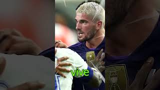 Messi con dos guardaespaldas