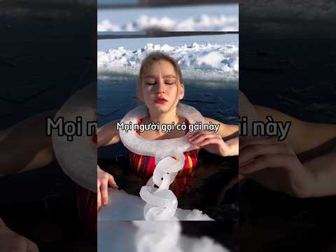 Cô gái bị bố khoá tay vì thường tắm trong băng hàng giờ liền 😳