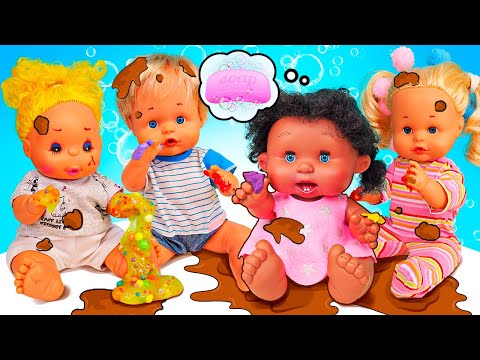 Baby dolls' hands are so dirty! Baby dolls wash hands with soap and water after playing with toys.