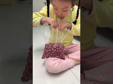 My daughter made vacuum packaging. Food stays fresh. This trick is good. Have you learned it?