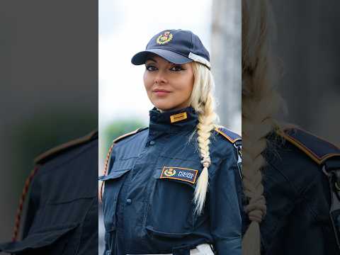 Surtrised the  Italian policewoman🥰 #police #Italy #streetphotography #rome