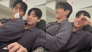 Taehyung sentando en el regazo de Jungkook y mirándose como un par de enamorados.