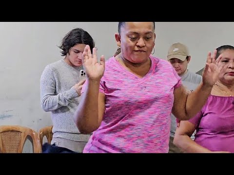 Silvia la bailarina y la floriadito haciendo el paso de la licuadora 4x4 bailando la sopa de caracol