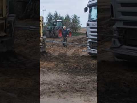 Nie do wiary gość przygląda się jak napręża się lina