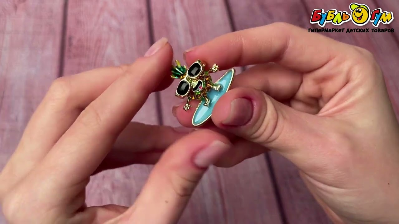 Брошь Lilly&Mia Ананас на серфе - видео