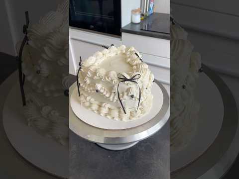 Weiße Torten sind so schön, aber wirklich anstrengend zu dekorieren #cake #torte #cakedecorating