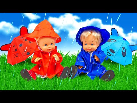 ☂ De nouveaux vêtements contre la pluie pour les poupées Nenuco 👶👶 Jeux de nounou pour enfants