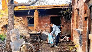 A middle-aged single man leaves the city to renovate his dilapidated home