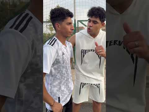 ‏المدرب ينصح اللاعب بالصلاة قبل مباراة كرة القدم ￼