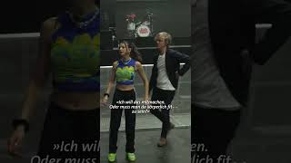 Nina Chuba zeigt Pierre ihre Dance-Moves 💃😂