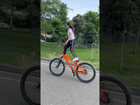 Pequeña pero con un gran talento 😱 #bike  #wheelie  #wheelie  #bikeride