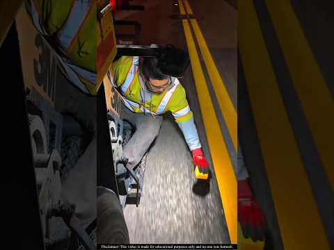 এই কাজকে সবাই সহজ ভাবে… কিন্তু প্রতিদিন মৃত্যুর মুখে পড়ে তারা! #বিশ্বছায়া