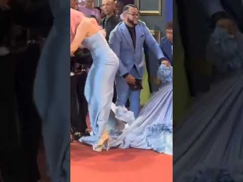 Joelma tropeça no vestido e cai em evento em Florianópolis #notícias