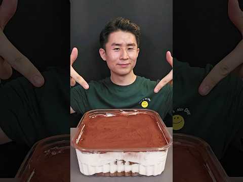 먹방 유튜버의 티라미수 케이크 챌린지