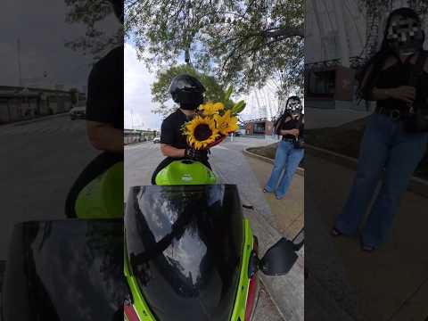 Le regalé flores a una chica desconocida #motos #bike #humor #moteros