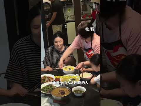 女子把剩菜放自己跟前,婆婆下意识的动作感动网友。 #婆媳 #家人 #暖心 #生活