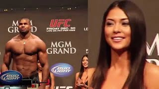 Inappropriate Moments Between Fighters And Ring Girls !
