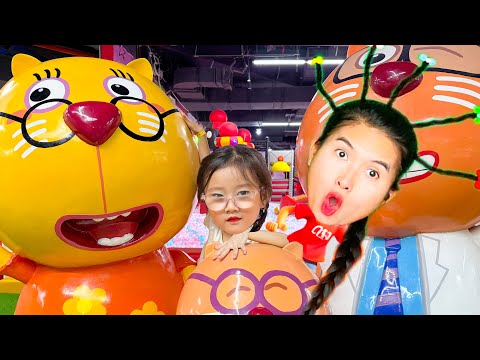 Cam Cam được mời đến nhà Wolfoo và Lucy chơi, khám phá nhà bóng siêu to khổng lồ