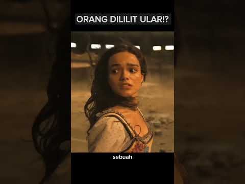 Orang ini dililt oleh ular