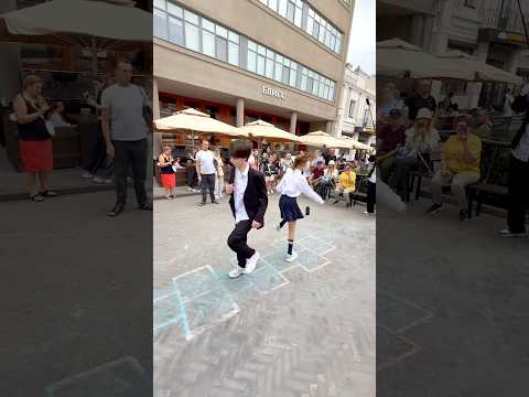 WALKING DANCE GAME !! 😍😱