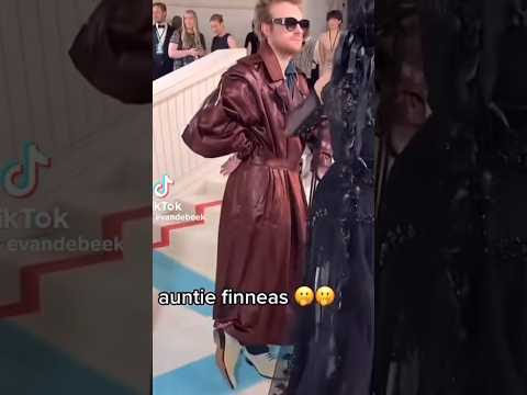 AUNTIE FINNEASSSSSS ! #fypシ゚viral #edit #billieeilish #finneas #siblings #funny