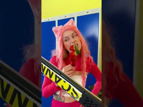 درس مكياج الفراولة 🍓💄: خدع وطرائف! #قصير