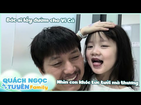 Bác sĩ lấy đườm cho cho Vi Cá, nhìn con khóc tức tưởi mà thương.