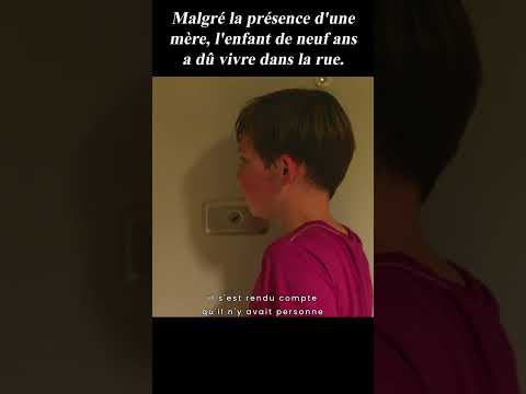 Malgré la présence d'une mère, l'enfant de neuf ans a dû vivre dans la rue.#shorts