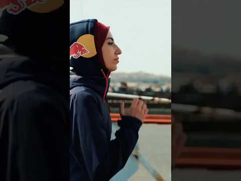 Kübra Dağlı Eminönü’nde koşarken takla atıyor