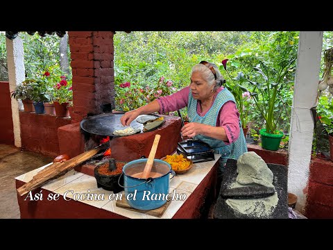 Almuerzo Bien Ranchero Recién Cortadas del Huerto Quesadillas de Flor de Calabaza y Atole Calientito