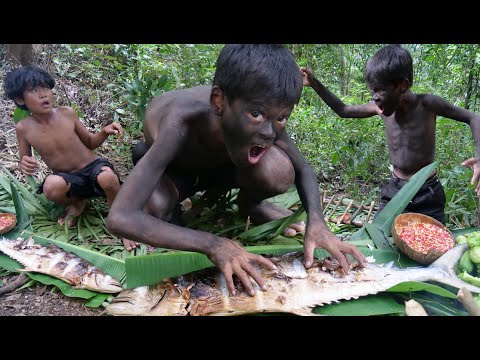 Primitive Technology - Eating delicious - Smart boy cooking Big fish