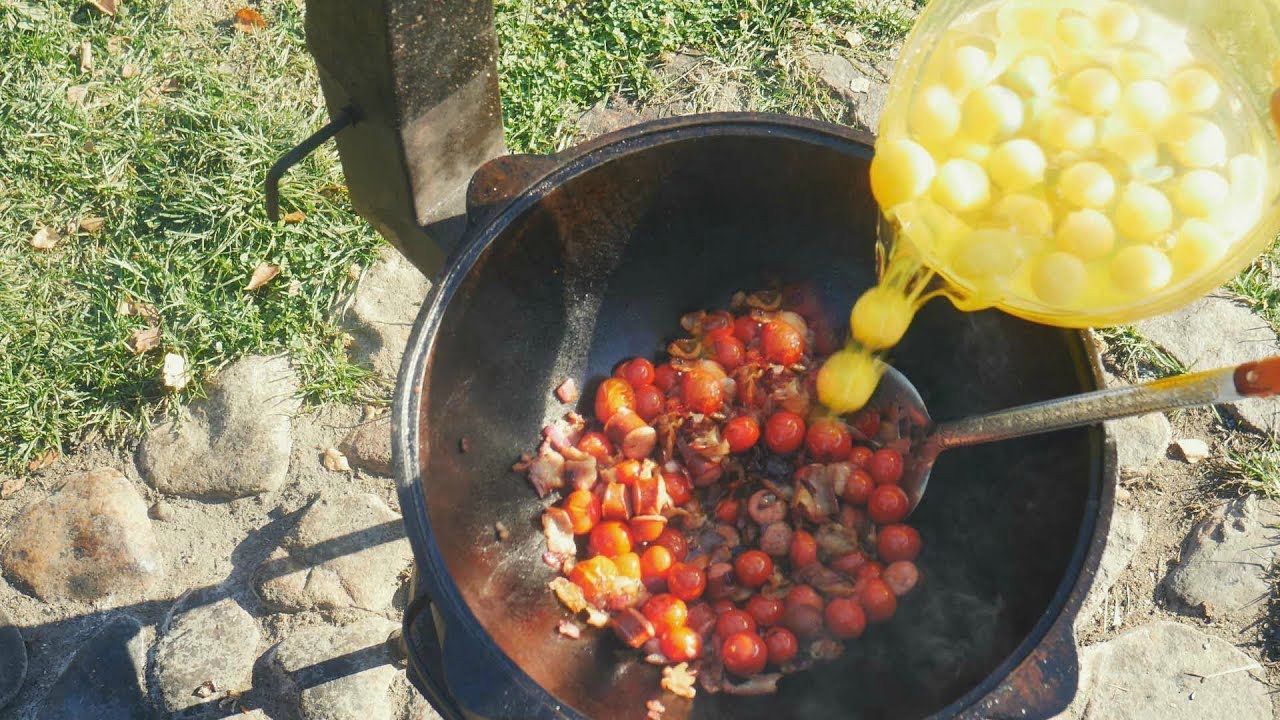 Яичница по царски в казане на костре