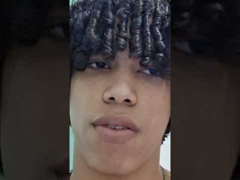 a gata tava dormindo bem em cima da roupa 🤣