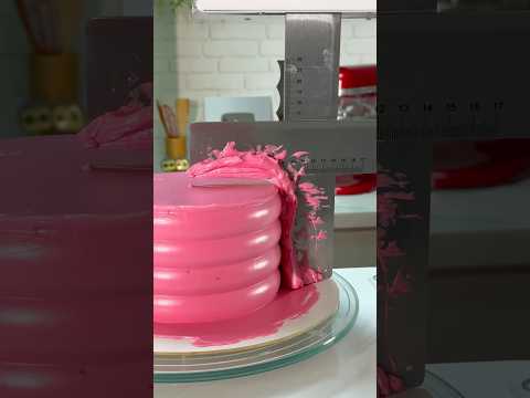 Nívea, a niveladora de bolos, mostrando pro que veio! #cakedecorating #bolosdecorados #niveladora
