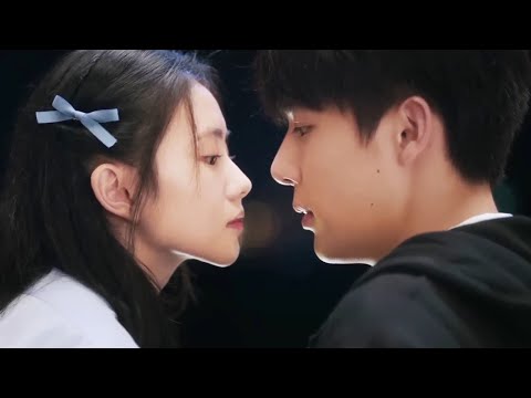 【陷入我们的热恋】暧昧的气氛达到顶点，喜欢一个人的眼神是藏不住的！💘#最新電影#大陸電影#愛情電影 #陷入我们的热恋 #王安宇 #刘浩存