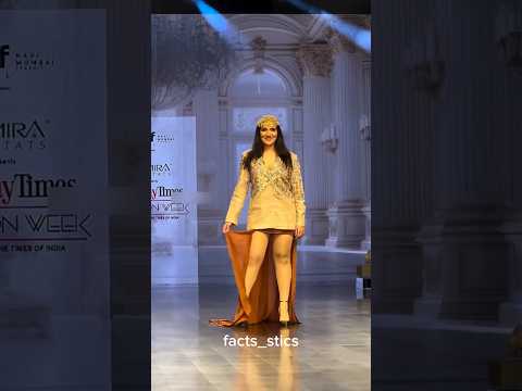 गोविंदा की बेटी टीना रैंप वॉक करते करते बेशर्मी की सारी हदें पार कर दी#shorts #trending #shortvideo