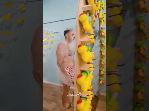 هذا الرجل صنع للتو مغسلة بشرية 😅