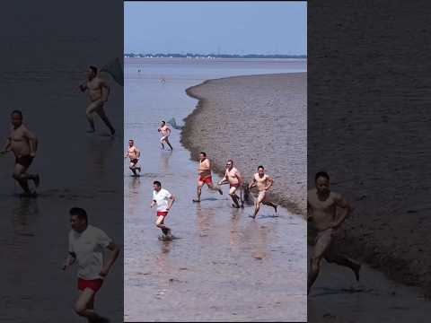 জোয়ারের স্রোতে জীবন-মৃত্যুর লড়াই! চিয়ানতাং নদীর প্রাচীন মাছ ধরা 🌊😱 #shorts #TideFishing