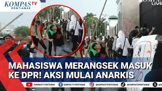 Aksi Massa Mulai Beringaas, Lempar Berbagai Benda Keras Kedalam Pagar DPR yang Dijaga Polisi
