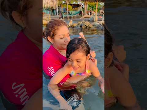 Mi hija ya aprendio a nadar 🏊🏝️💓