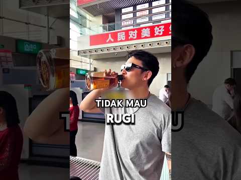 Daripada Disita, Pria Ini Nekat Habiskan Miras di Stasiun!