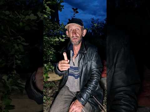 30 лет живёт в кустах. Дедушка с развитием 10-ти летнего ребёнка #shorts