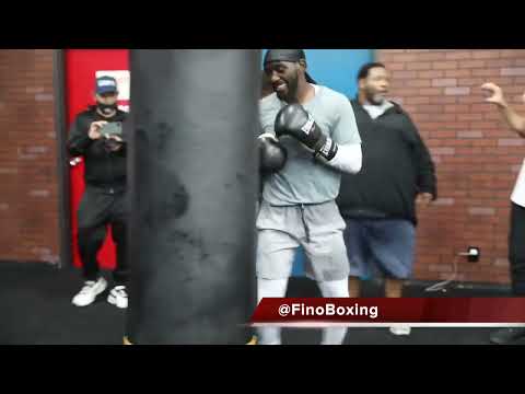 TERENCE CRAWFORD CASTIGANDO EL COSTAL, A SOLO SEMANAS DE ENFRENTAR A CANELO ÁLVAREZ